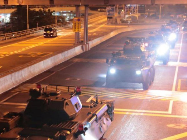 Video: 6.000 binh sĩ Trung Quốc vào Hong Kong lúc rạng sáng