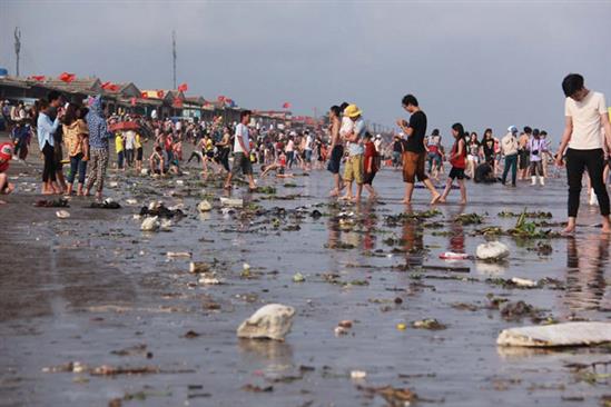 Nghỉ lễ xong người đi về, rác... ở lại