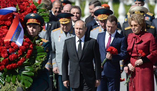 Ông Putin đặt vòng hoa tại tượng đài Ngọn lửa vĩnh cửu bên Mộ Chiến sĩ Vô danh