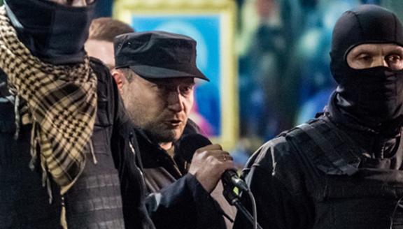 Nga và Interpol hợp lực bắt thủ lĩnh “Khu vực cánh hữu” Dmitry Yarosh