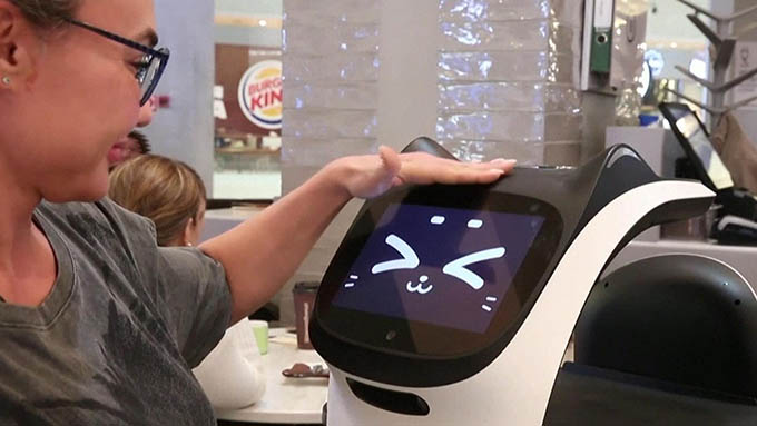 Độc đáo tiệm cafe robot mèo ở Nga