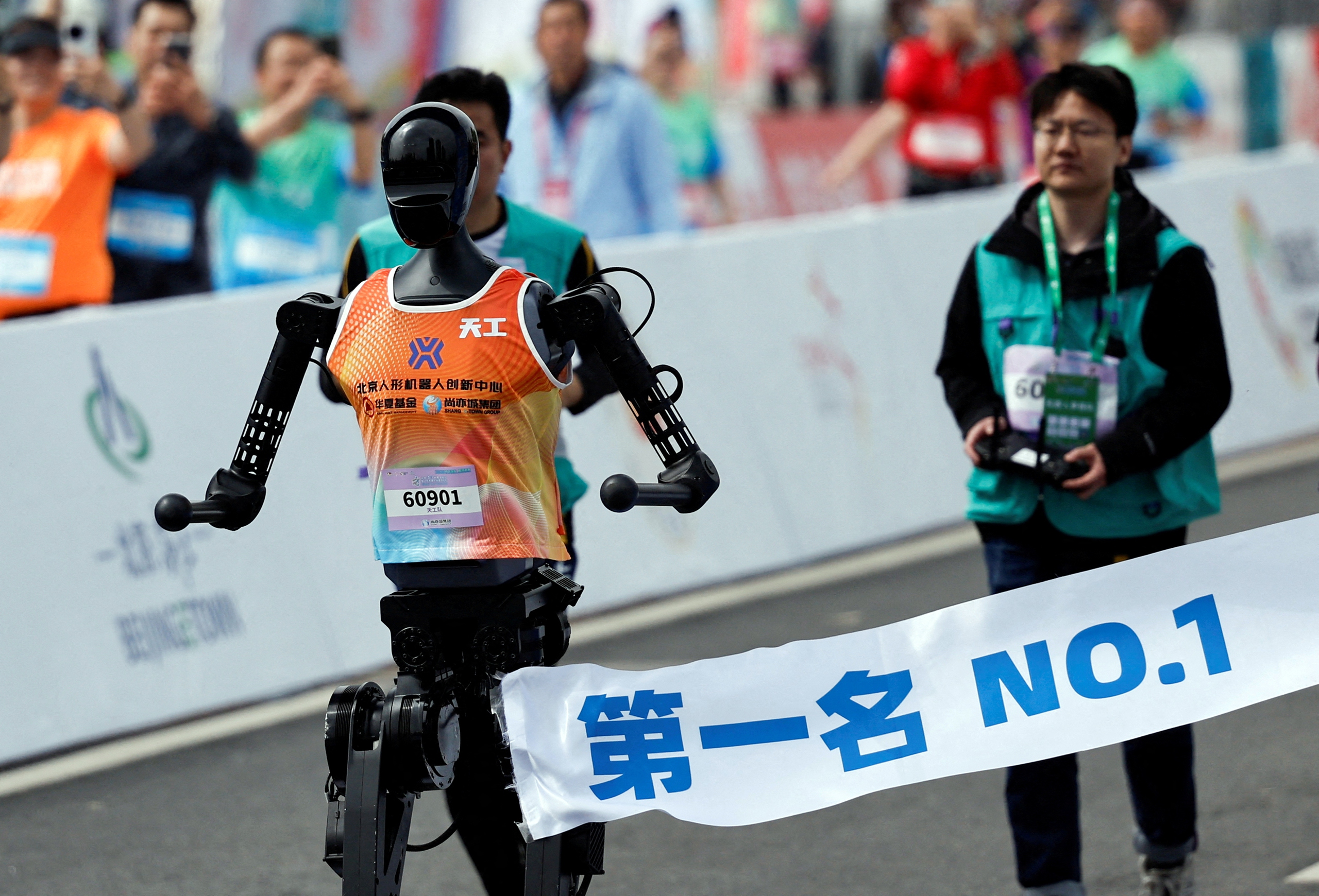 Robot hình người chạy marathon và dấu mốc công nghệ mới