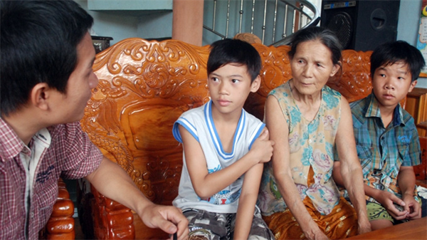 Rời làng mà đi - Kỳ 1:  Nửa làng đi Lào