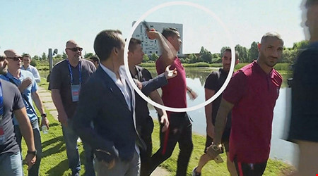 Phóng viên bị Ronaldo ném mic xuống hồ