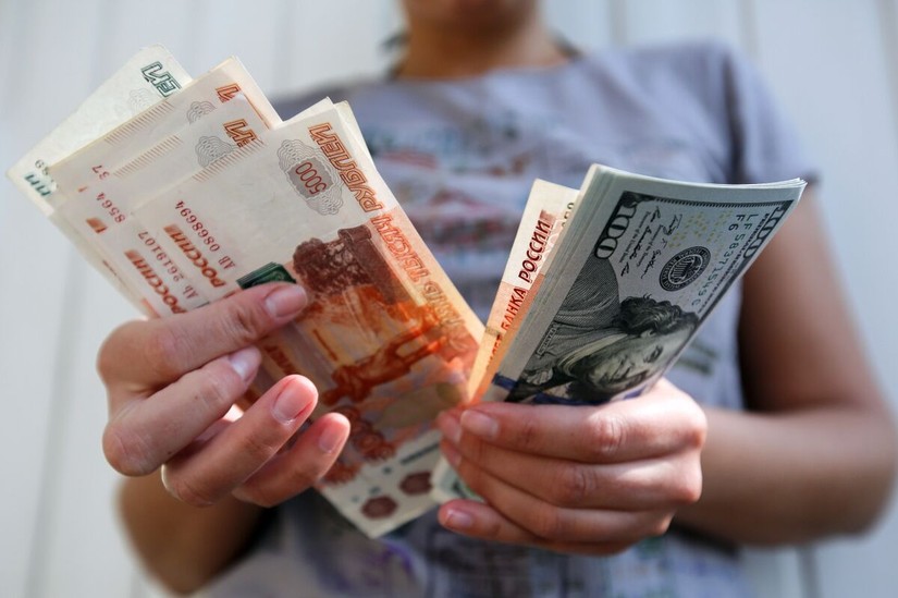 Đồng Ruble của Nga xuống mức thấp nhất trong 17 tháng