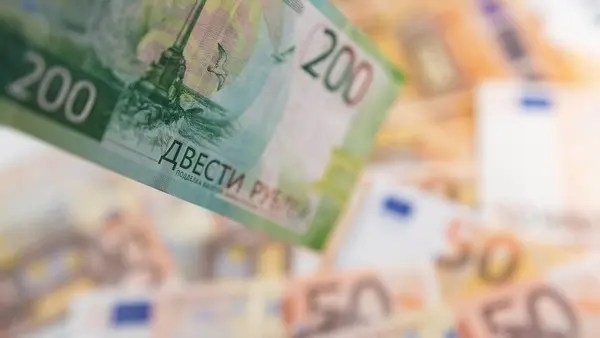 Đồng rúp Nga tiếp tục tăng lên mức cao nhất hơn 2 năm so với euro