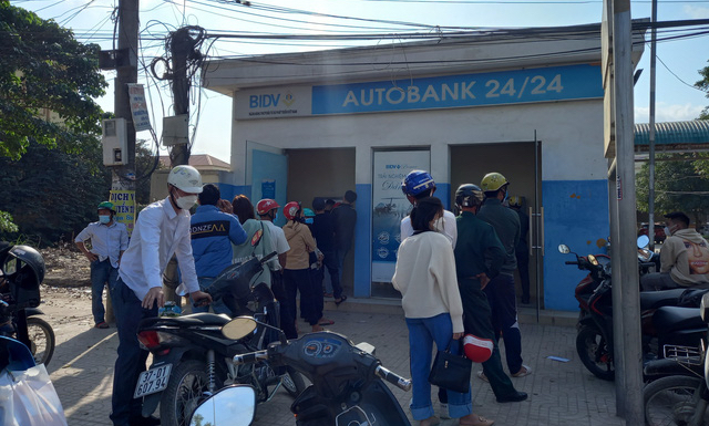 ''Dở khóc dở cười'' rút tiền ngày Tết: Có người vào cây ATM rút tới 50 triệu, người đứng sau chờ hàng chục phút mới đến lượt