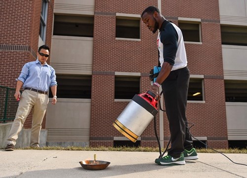 Sinh viên người Việt đồng sáng chế máy âm thanh dập tắt lửa