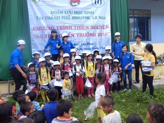Chương trình thiện nguyện “Áo trắng đến trường 2016” của đoàn LHS Irkutsk
