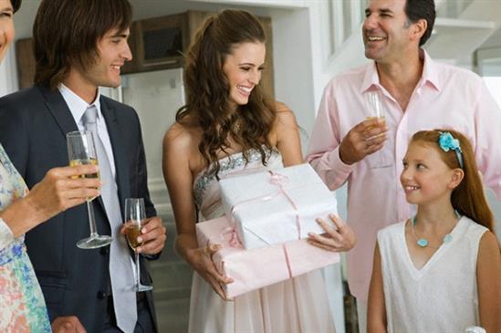 Chết điếng với quà tặng của người yêu cũ trong đám cưới!