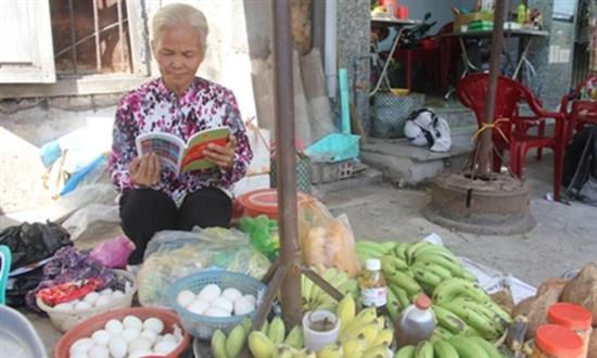 Bà bán chuối nhận bằng cử nhân luật ở tuổi gần lục thập