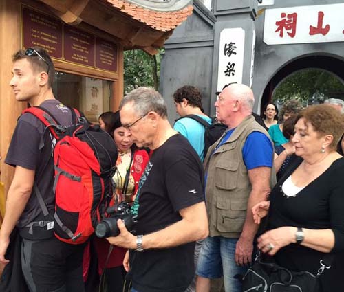 Bỏ visa để thu hút du khách?