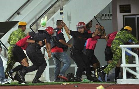 CĐV Malaysia bạo động phá nát xe đội trẻ Singapore