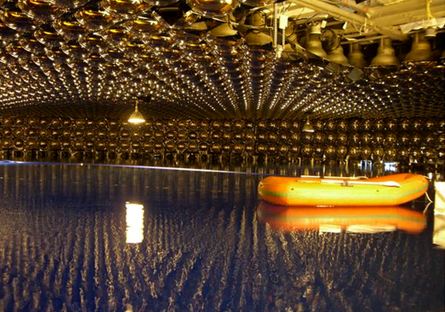 Nga lắp kính thiên văn dưới… đáy hồ để nghiên cứu hạt vũ trụ kỳ bí