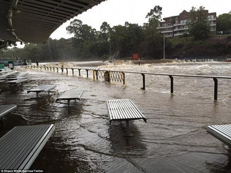 Rùng mình với sức tàn phá khủng khiếp của cơn bão mới đổ bộ vào Australia