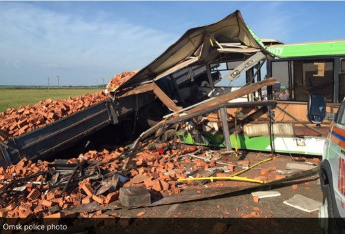 Nga: Xe buýt đâm xe tải, 16 người chết