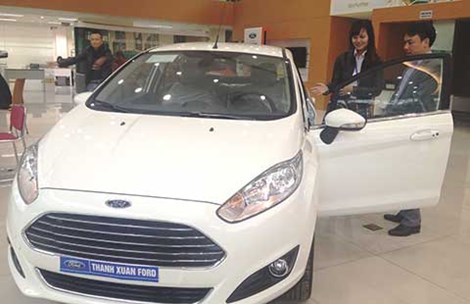 Năm tháng, tiêu cả tỉ USD mua ô tô