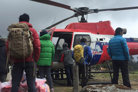Trực thăng sơ tán 5 công dân Việt Nam bị mắc kẹt trên núi tại Nepal