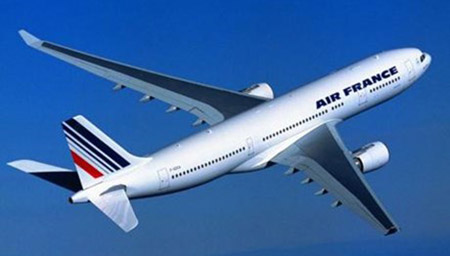 Máy bay Pháp chở gần 300 người hỏng động cơ giữa trời