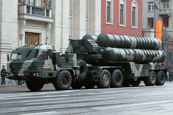 Video đoàn xe chở tên lửa S-400 dồn ứ ở ngoại ô Moskva (Nga) vì gặp tai nạn