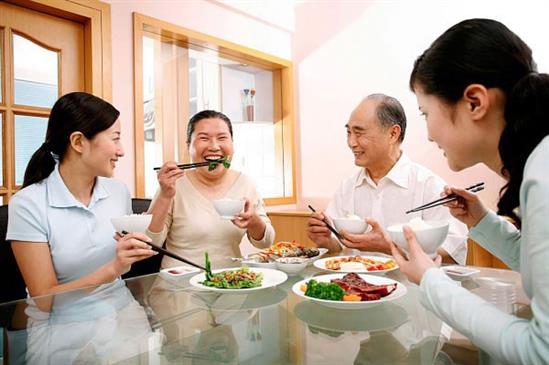 Tôi bị hắt hủi vì bố mẹ vợ phân biệt rể Tây, rể ta
