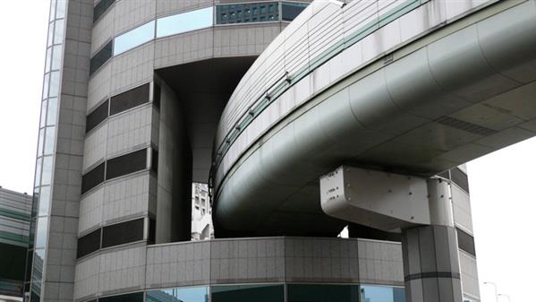 “Tròn mắt” với “cầu xuyên nhà” ở Nhật Bản