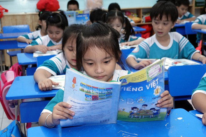Bộ GD-ĐT nói gì về việc nhiều sách giáo khoa lớp 1 phải điều chỉnh?