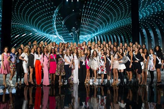 Người đẹp Miss Universe rạng rỡ trên sân khấu tổng duyệt