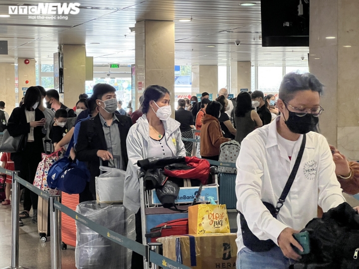 Hành khách chờ bay ở Tân Sơn Nhất: ''Bằng mọi giá tôi phải trở về dịp Tết này''