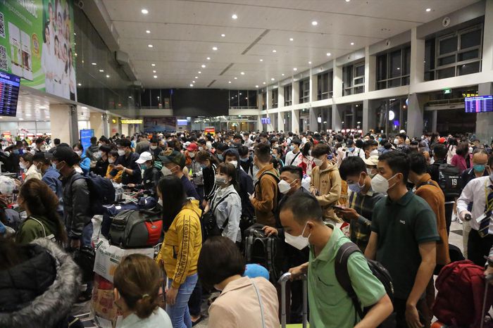 Sân bay, bến xe đông nghẹt người về quê ăn Tết