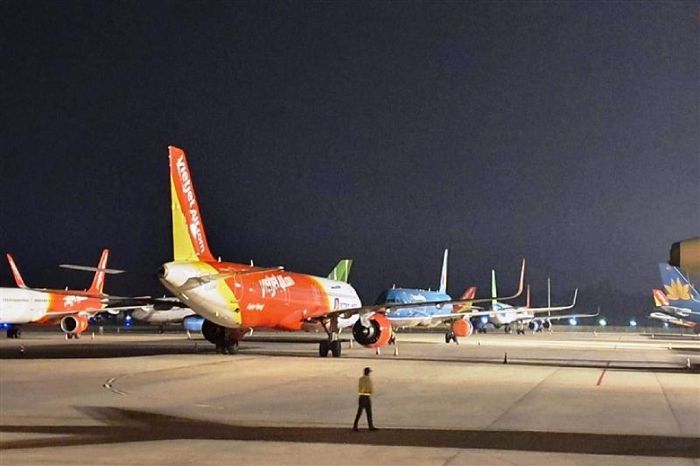 ''Tắc'' soi chiếu tại Tân Sơn Nhất, khách vật vã chờ