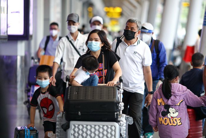Sân bay Tân Sơn Nhất chật kín người về quê đón Tết