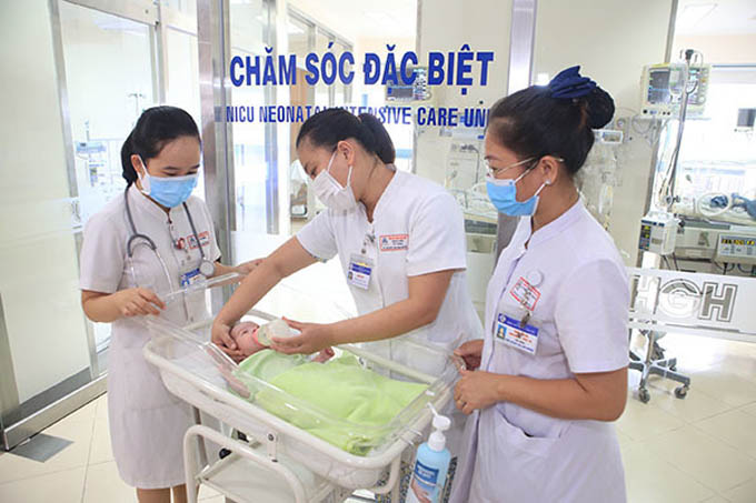 Huế: 'Nghẹt thở' cứu sống mẹ con sản phụ mắc Covid-19