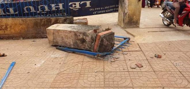 Cổng trường đổ sập, đè chết học sinh lớp 4: Yêu cầu rà soát các trường khác