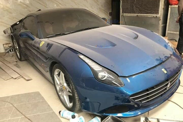 Sát Tết, siêu xe Ferrari 13,5 tỷ vẫn bị 