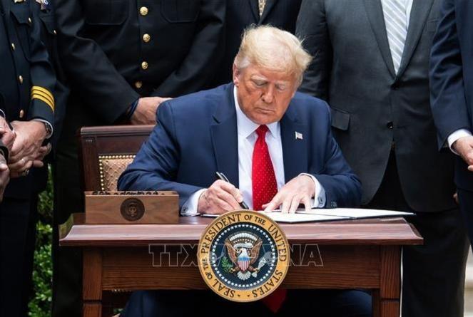 Tổng thống Donald Trump ký sắc lệnh cấm người chuyển giới tham gia thể thao nữ
