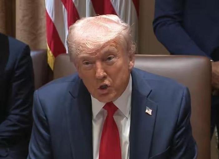 Tổng thống Donald Trump lại cảnh báo 'gắt' tổng thống Ukraine