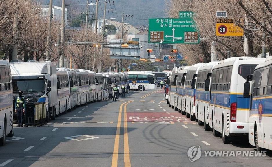 Hàn Quốc: Đóng cửa nhiều con đường, triển khai 14.000 cảnh sát ở Seoul vào ngày tuyên án tổng thống