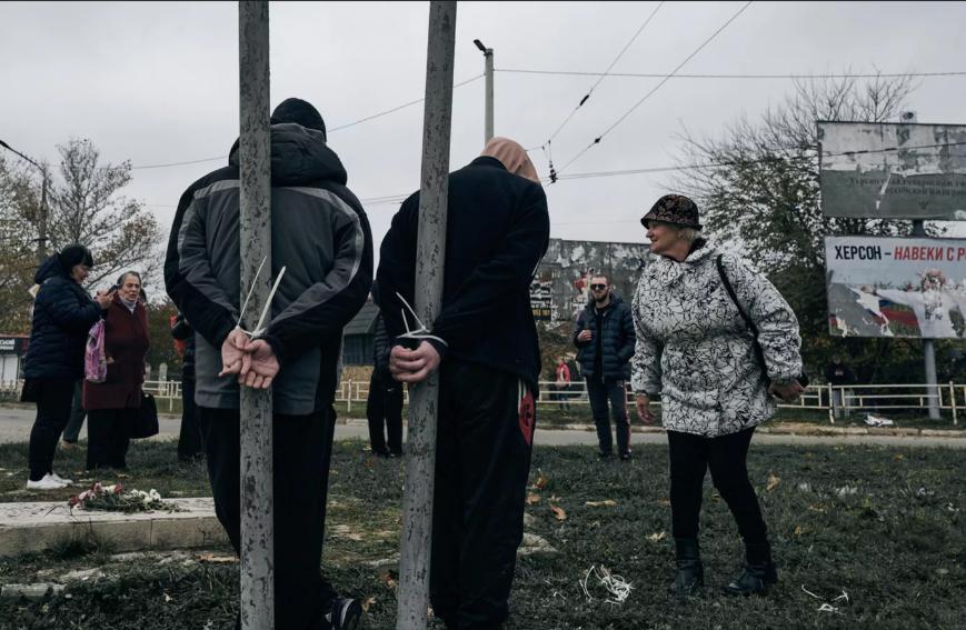Nhân viên phòng quân vụ Ukraina tấn công phụ nữ có con nhỏ để bắt chồng họ đi lính