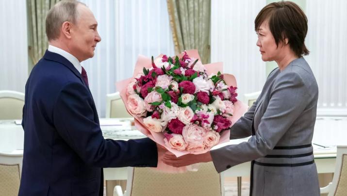 Cuộc gặp của Tổng thống Putin với vợ goá cố Thủ tướng Abe lên trang nhất báo chí Nhật Bản