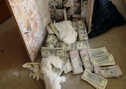 Đang quay phim bất ngờ tìm thấy hơn 180 tỉ đồng trong hòm gỗ cũ