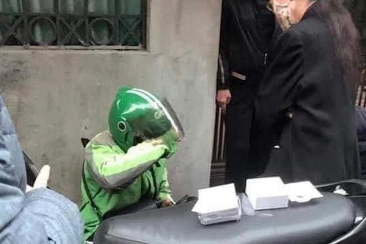 Shipper khóc vì bị lừa tiền giao AirPods, bên trong chỉ có 3 cục pin