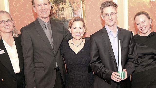 Cha của Snowden hài lòng với cuộc sống tại Nga của con trai