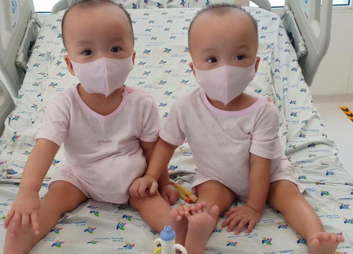 Trúc Nhi và Diệu Nhi chuẩn bị tập đi