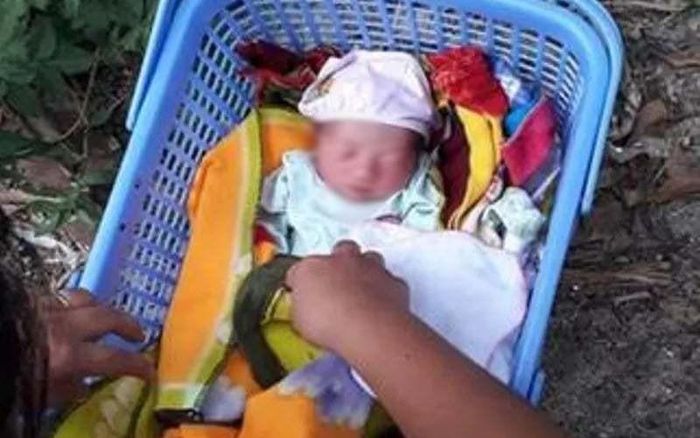 Phát hiện bé gái sơ sinh bị bỏ rơi kèm bức thư nhờ người nuôi hộ