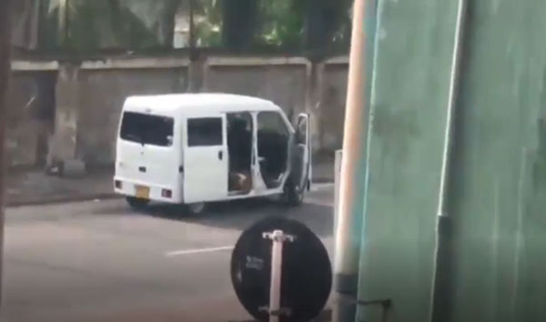 Xe bom khủng bố nổ tan tành khi cảnh sát Sri Lanka tìm cách phá bom
