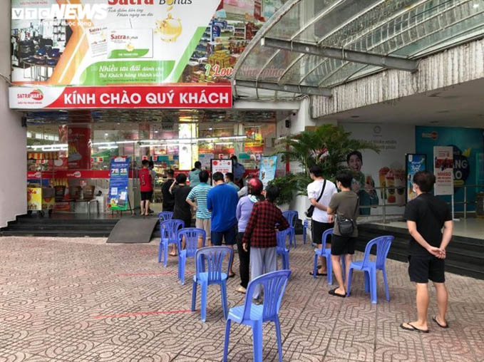Ảnh: Người dân ùn ùn tới siêu thị, vét sạch các kệ hàng thực phẩm ở TP.HCM