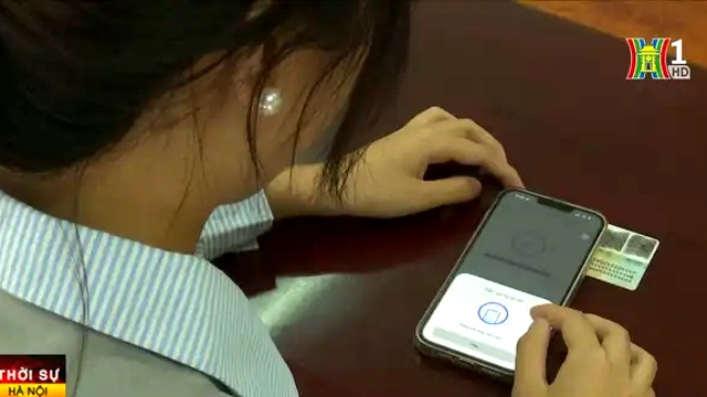 Người dân loay hoay xác thực sinh trắc học ngân hàng