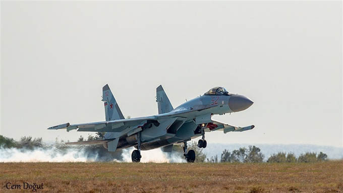 Máy bay chiến đấu Su-35S của Nga lao xuống biển