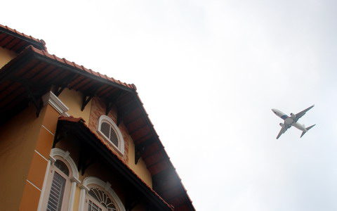 Máy bay hạ cánh quá gần, tốc mái nhà dân?